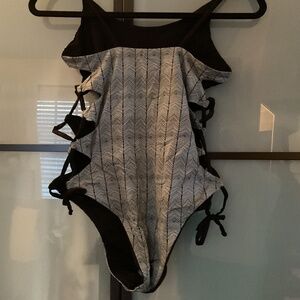 Maylana one piece swimsuit black & gray